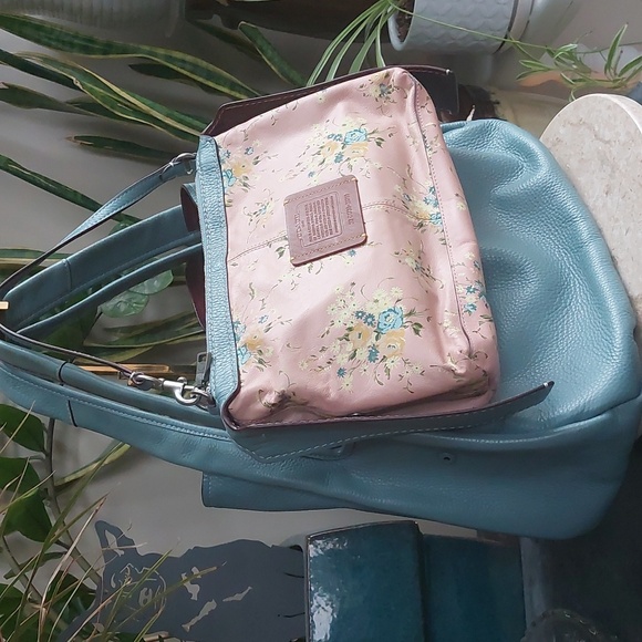 Coach Handbags - 1941 Coach Bandit 39 retired steel blue & Oxblood sued with Prarie roses insert